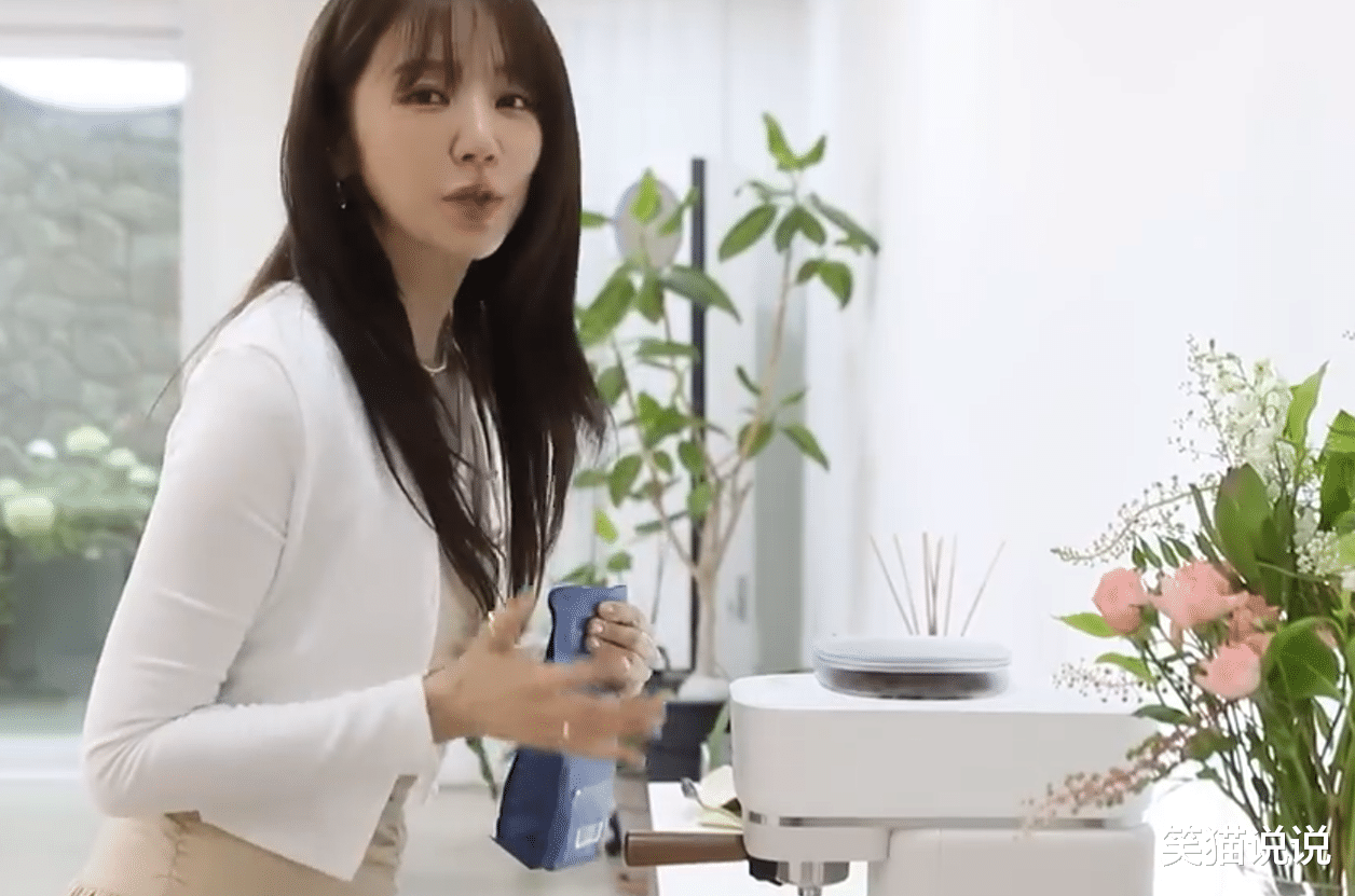 尹恩惠分享新照：小清新风格穿搭好可爱，笑容好甜美！