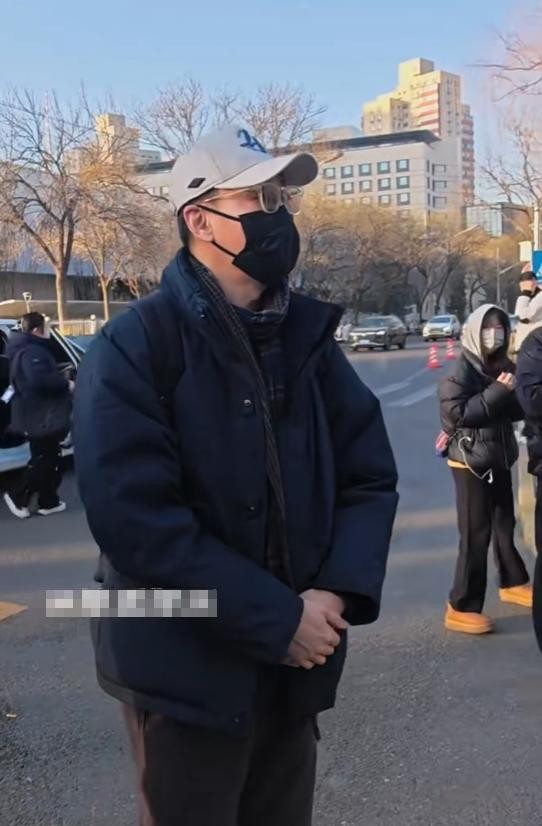 辛柏青现身春晚彩排,全网吵翻了天,他到底怎么了?