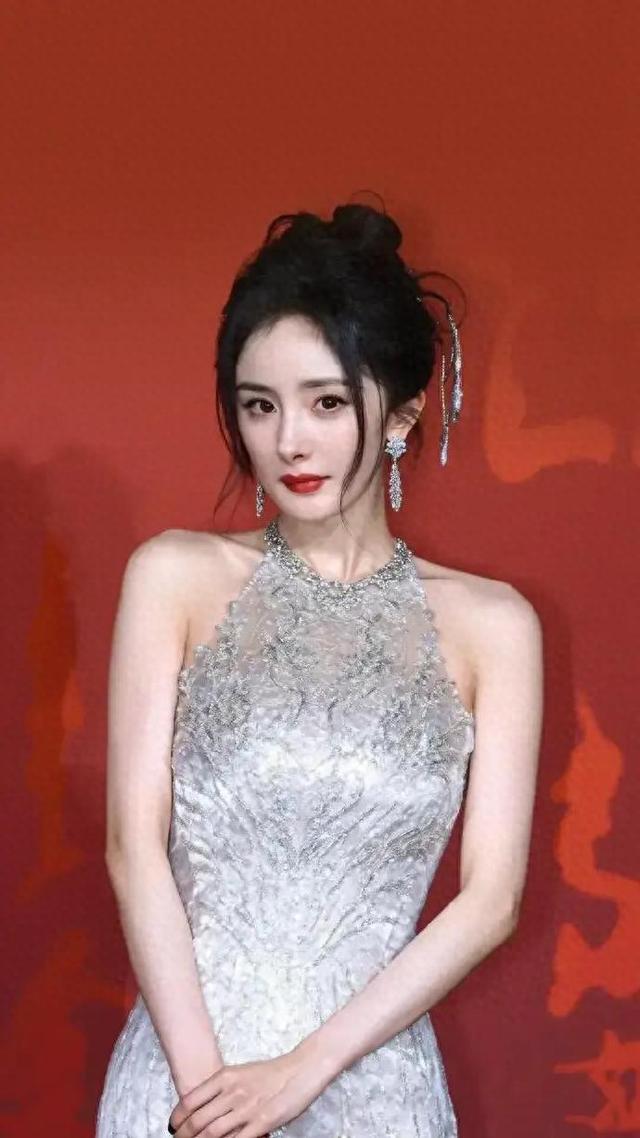 杨幂的旗袍穿搭：传统韵味与现代时尚的完美结合！