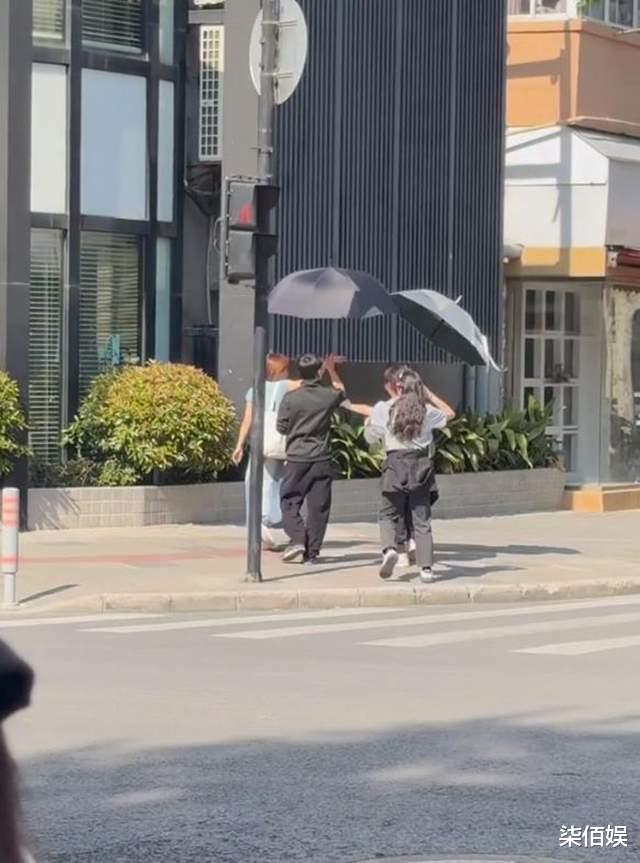 马伊琍拍戏仨助理在旁伺候，48岁仍是夏琳时期打扮，比以前胖好多