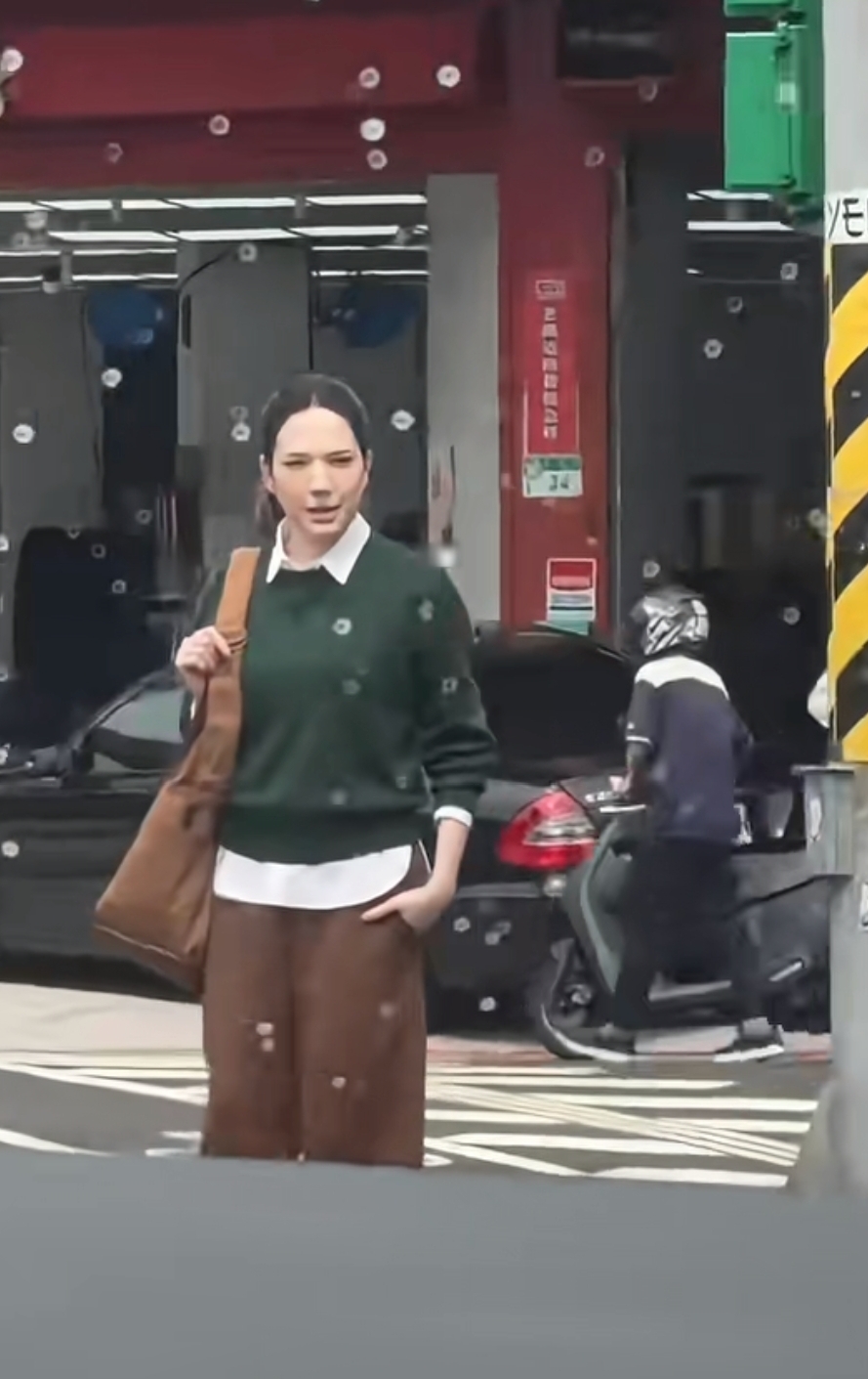 许玮甯出月子后首亮相,大夏天穿毛衣长裤,脸又瘦又肿变老气了