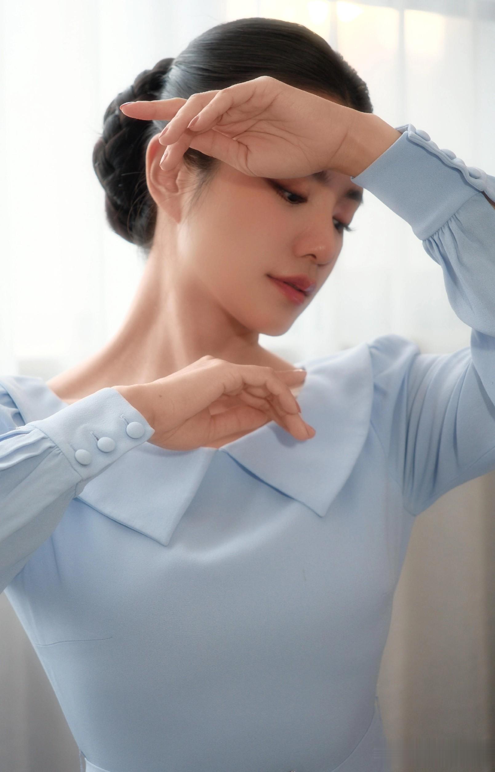 主持人伊一分享浙江卫视跨年美照，穿蓝色礼服裙发簪低挽好漂亮