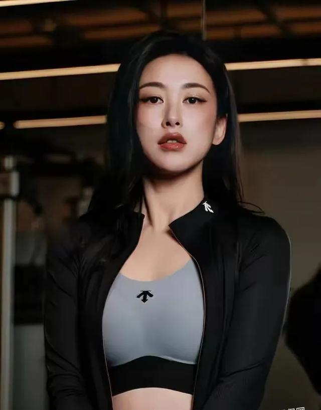 瑜伽女神朱珠:挥汗如雨,身材如何做到完美无瑕?