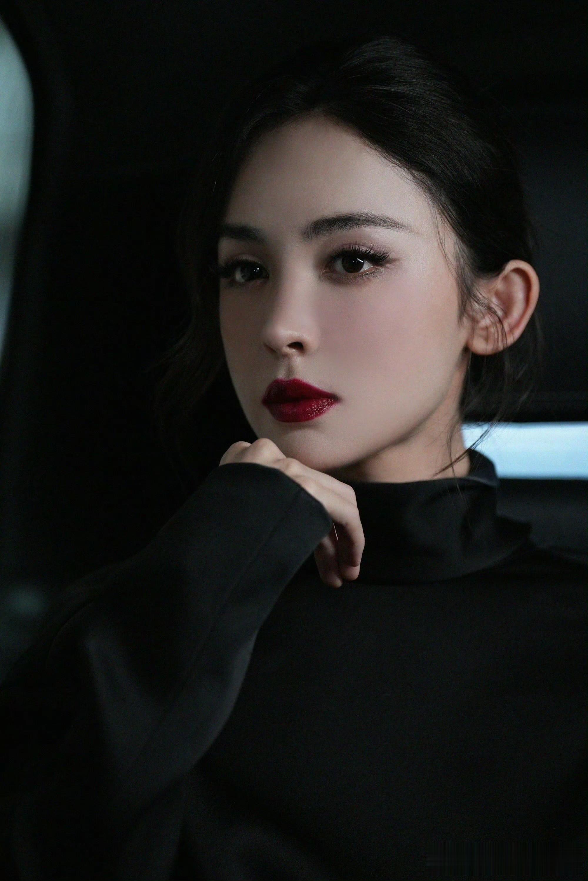古力娜扎黑色系造型大杀四方，红唇冷艳氛围感直接拉满！