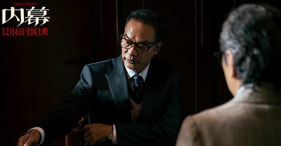 吴镇宇电影首映礼，老婆素颜褶多身材曼妙，费曼白眼不断表情怪异