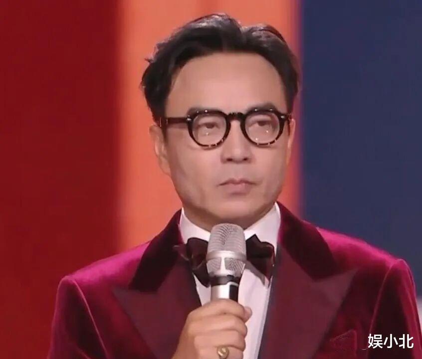 跨年晚会状况多:歌手跑调,演员假唱,主持人台下痛哭