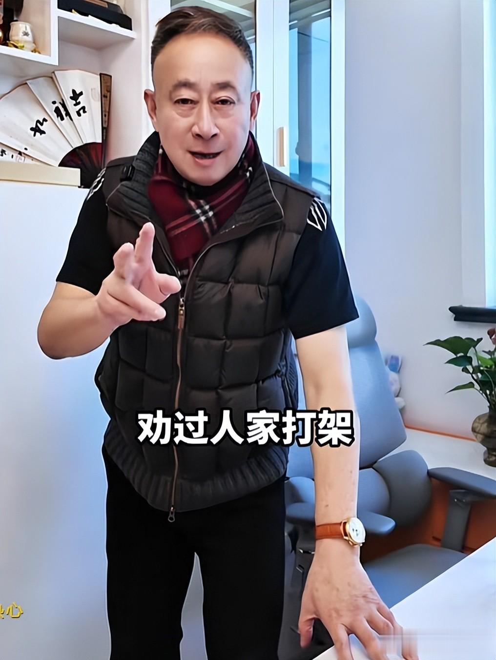 他是上海滑稽名家，前妻嫁给了同事，他娶小 30 岁娇妻，如今怎样了