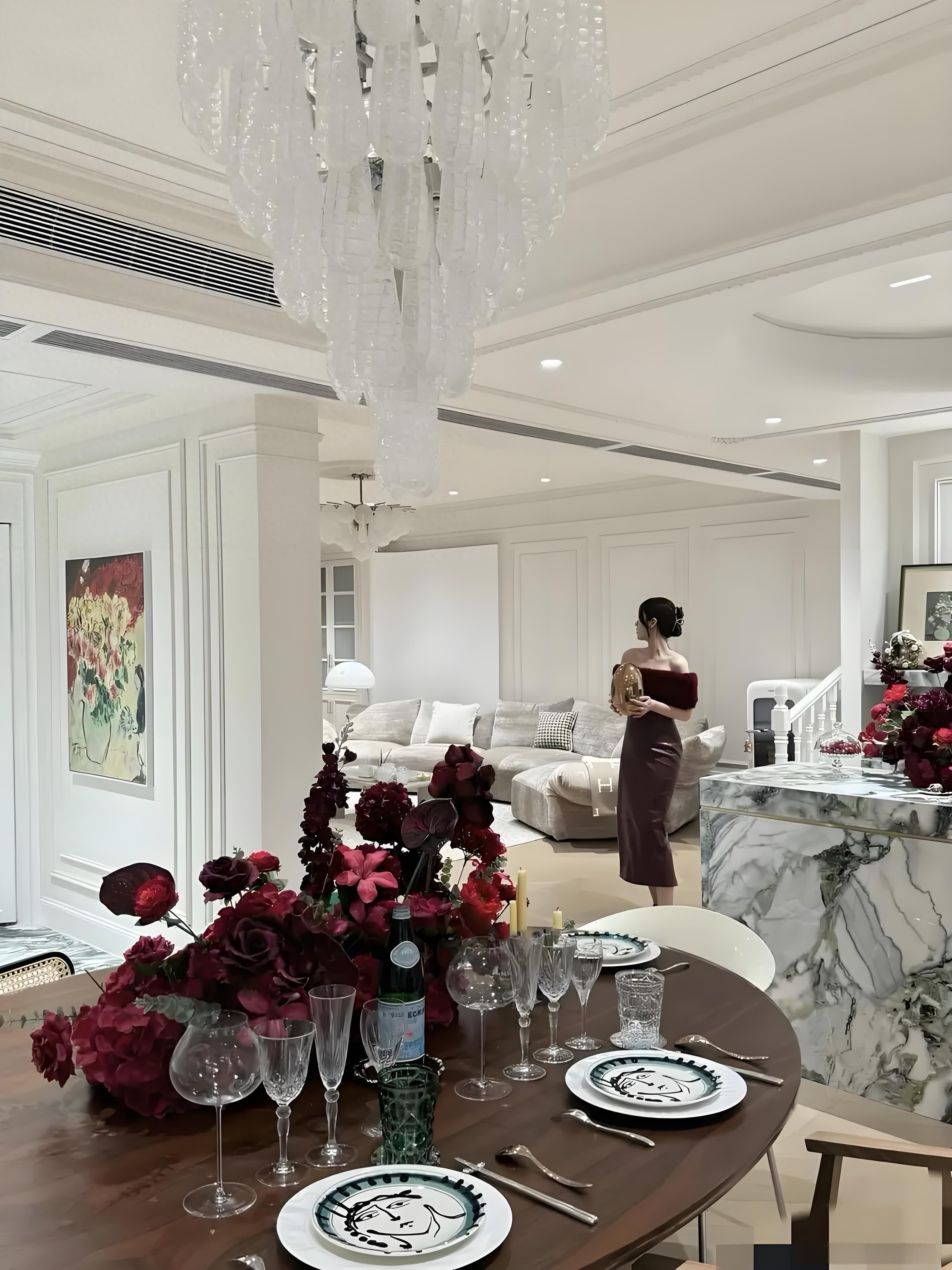 倪妮太豪!在北京家里过圣诞,意外曝光内景,难怪她看不上冯绍峰