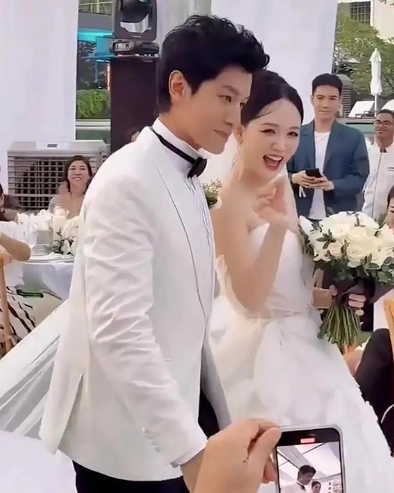 姐姐们的小男友一对比，网友惊呼：董璇，吃点好的吧！学学萧亚轩