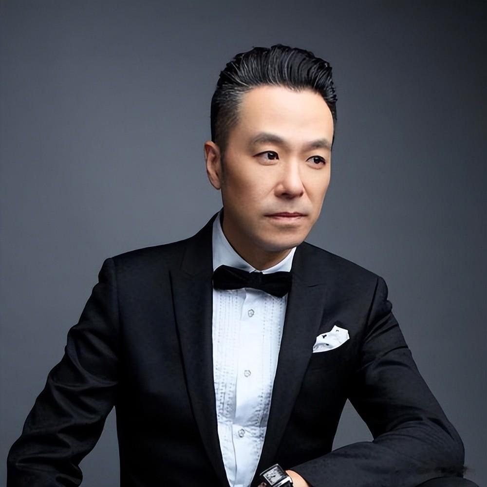 他曾是上海知名主持,和吉雪萍是好搭档,离开上海台后转行做吃播