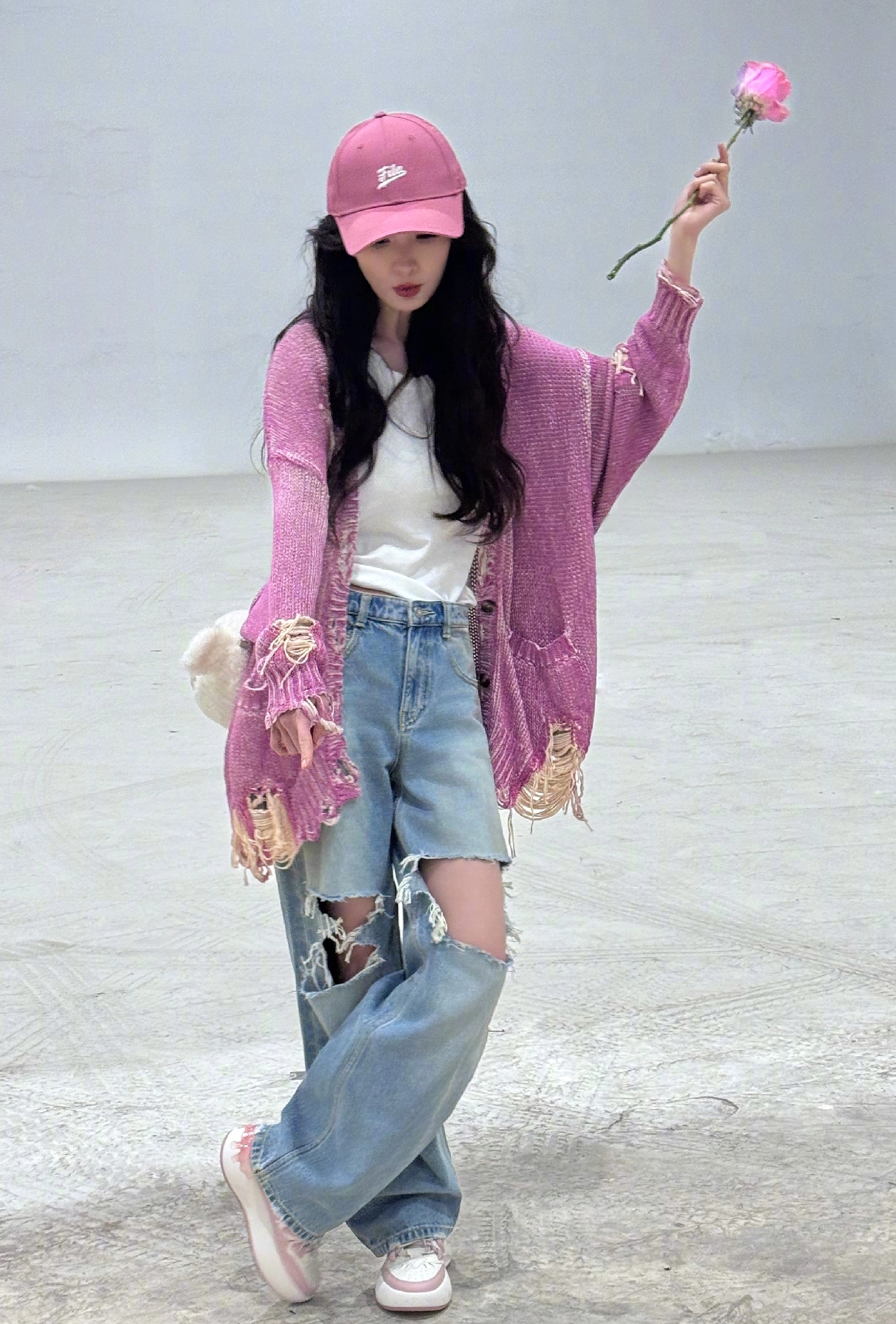 杨幂分享近照,穿粉衣粉鞋,戴粉帽拿粉花,一身粉色穿搭非常减龄