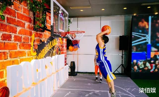 王艳晒19岁儿子，球球暑期狂健身大变样，长成180倒三角肌肉型男