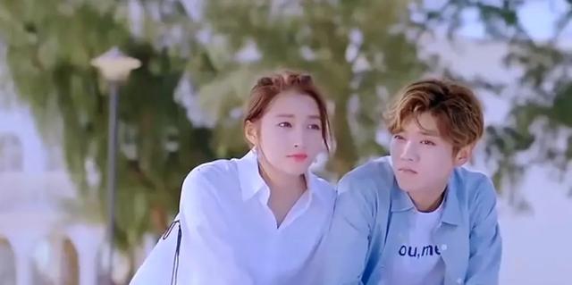 标题:《关晓彤朋友圈官宣鹿晗恋情:顶流爱情的隐秘与浪漫》