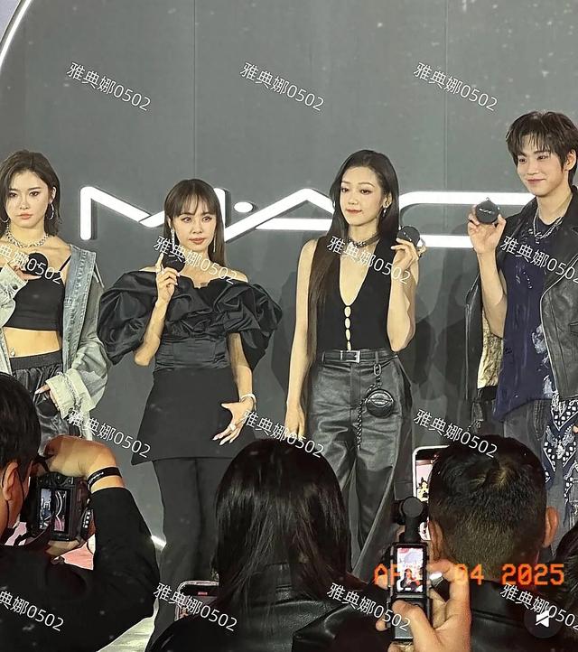 44岁的蔡依林是小个子天花板身材苗条皮肤紧致旁边的吴艳妮好漂亮