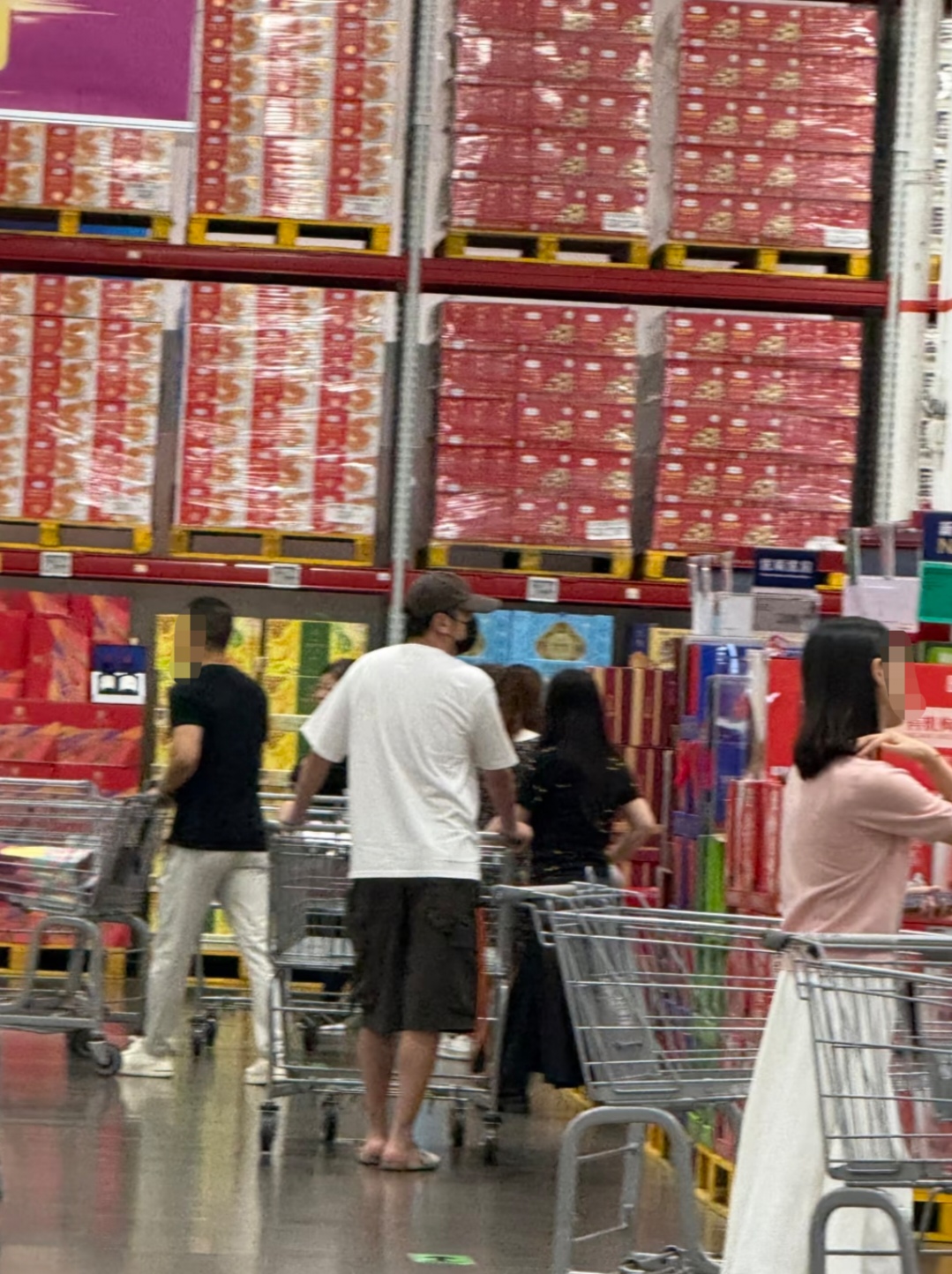 雷佳音逛山姆超市被偶遇，本人很高身材很好，13岁女儿疑同行