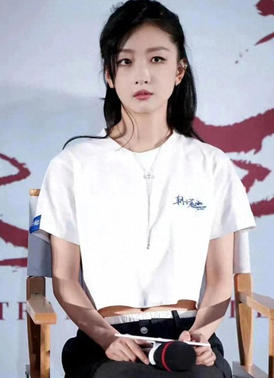 周冬雨甩掉冬瓜脸大变样,高马尾、露脐装,粉丝热议:这是长开了