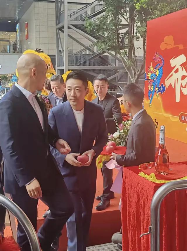 43岁汪小菲现身广州，身形消瘦，脸色憔悴眼睛红肿，状态令人担忧