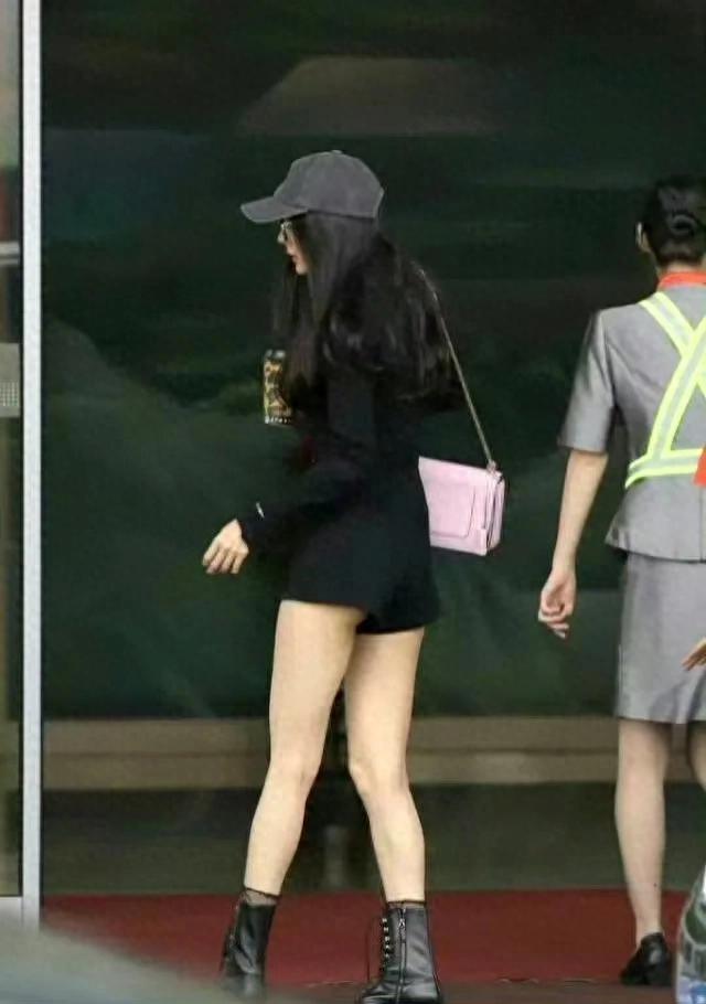 杨幂！还得是大幂幂啊，起码真实，不像某些人垫来垫去！