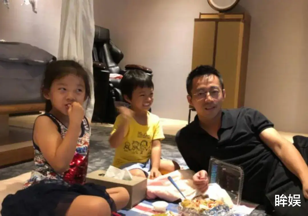 汪小菲赢回抚养权后带女儿撸串,10岁玥儿侧脸神似大S,与继母吃一碗饭好亲密