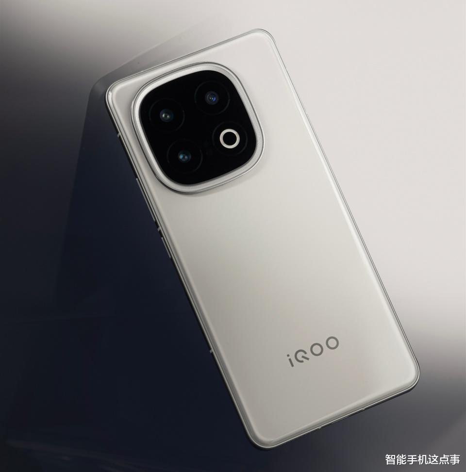 iQOO 15系列再次被确认:标配2K三星定制屏+四窄边,规格也悬念不大