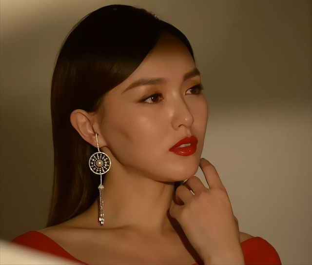 凸嘴、塌鼻梁、短下巴、面部凹陷,这6位女星的侧脸也太真实了!