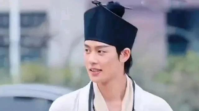 短剧新晋顶流柯淳综艺翻车，古装造型被吐槽丑，内娱给他上了一课