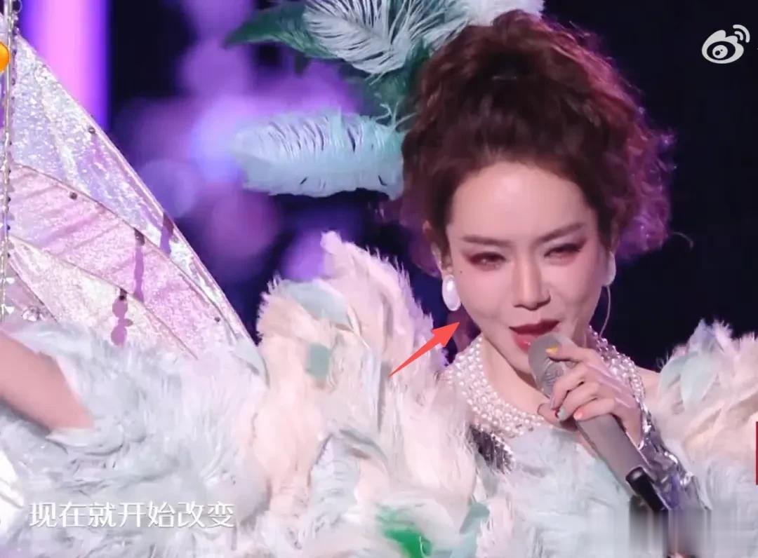 明星跨年夜造型太拉跨：戚薇好像鸡毛掸子，关晓彤又穿错裙子