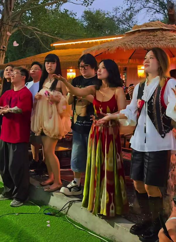 31岁万妮达参加婚礼！穿红裙大秀好身材，黑人男友打扮土气还显老