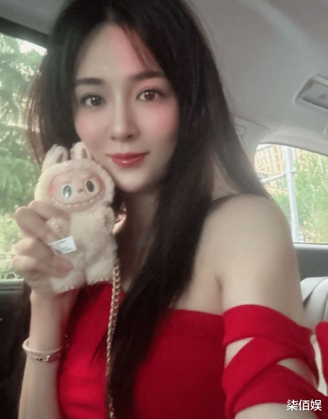 王晓晨被偶遇，双手无名指都没戴戒指，脸好肿真没以前漂亮了