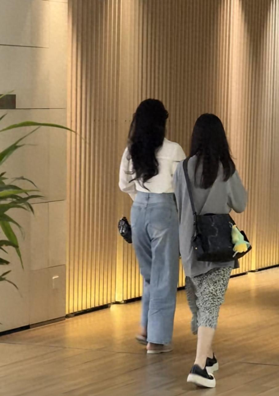 上海偶遇刘亦菲！穿拖鞋逛街，头发很厚很黑，感觉有170+又高又瘦