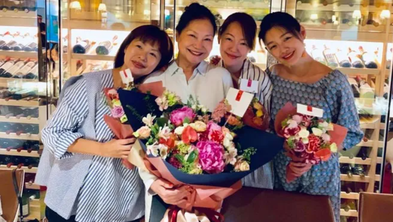 大S价值千万墓地曝光!小S露面身形暴瘦,一双儿女大雨中送别母亲