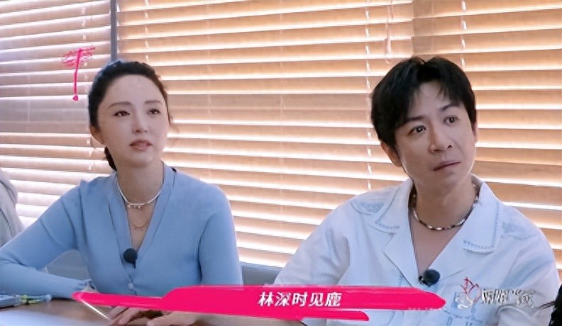 46岁董璇上海参加活动,脸僵褶子多有了孕味,拿花遮小腹一脸尴尬