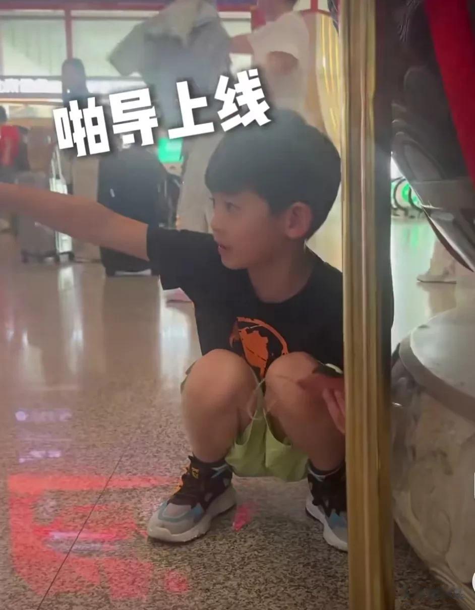 于晓光带儿子机场接秋瓷炫 7岁啪嗒外表俊朗 母子拥抱亲吻好温馨