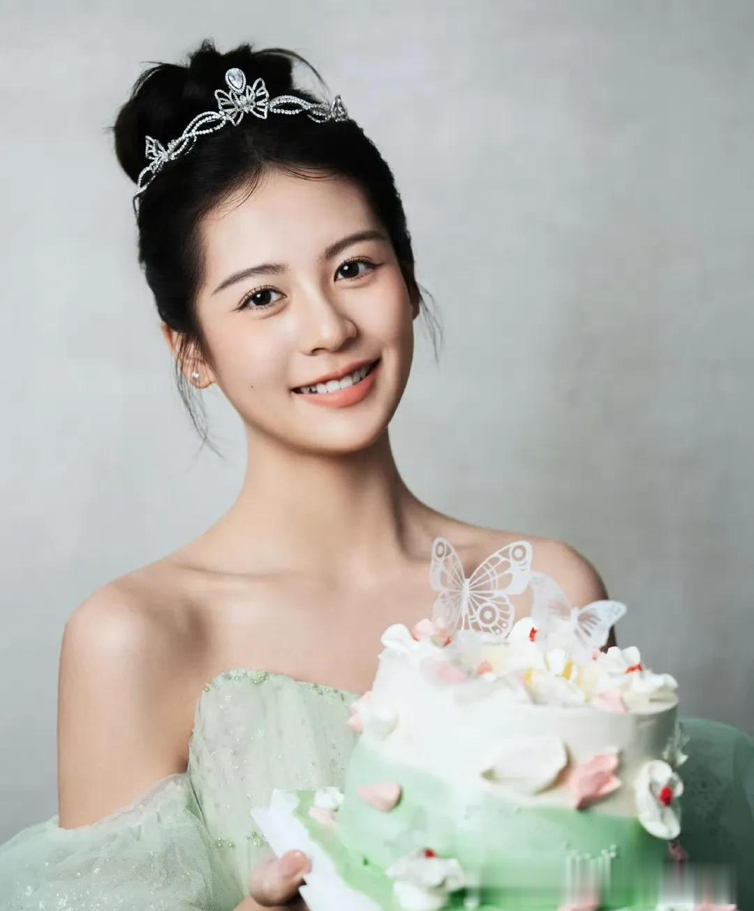 翁虹夫妇为女儿庆生，18岁刘莳穿公主裙颜值超高，一家三口好温馨