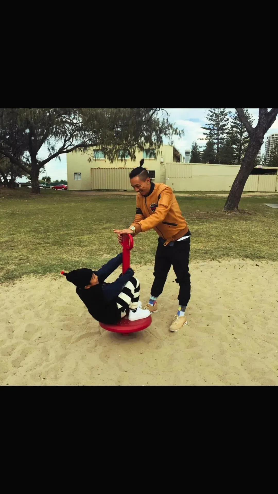 香港天后谢安琪送子赴澳升学难掩不舍，张继聪发长文鼓励儿子