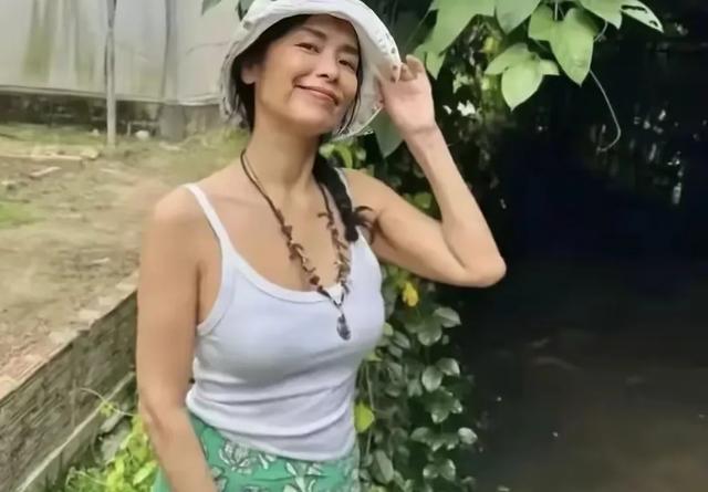 61岁韦唯隐居泰国：从歌坛天后到养牛农妇，活成最飒的自己！