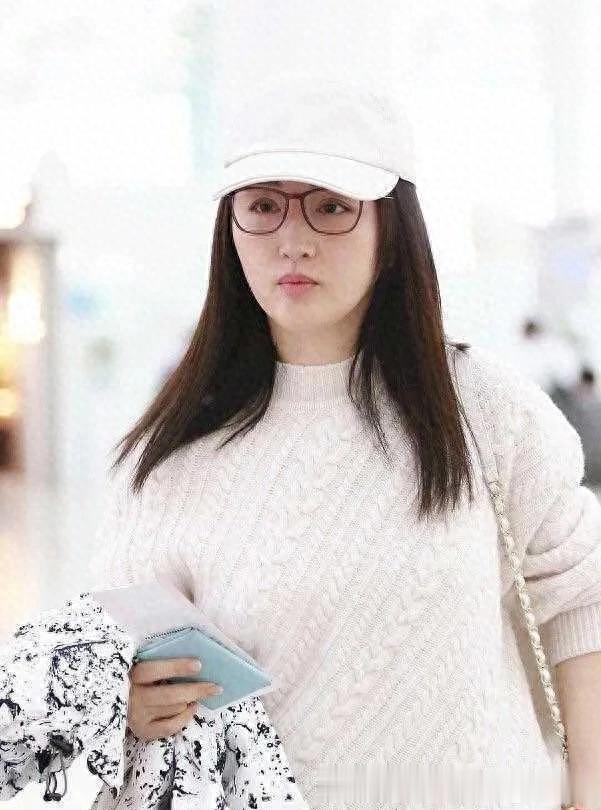 杨钰莹越老越时髦！穿白色绞花毛衣+阔腿裤，减龄又高级！