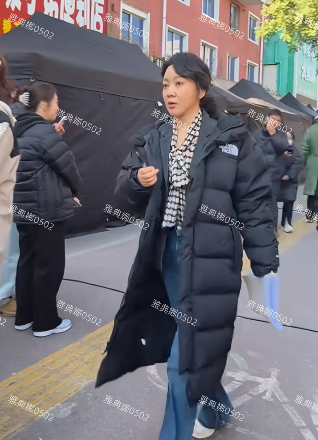 天啊这居然是闫妮第一眼看成倪萍了, 离开美颜滤镜本人一点不年轻