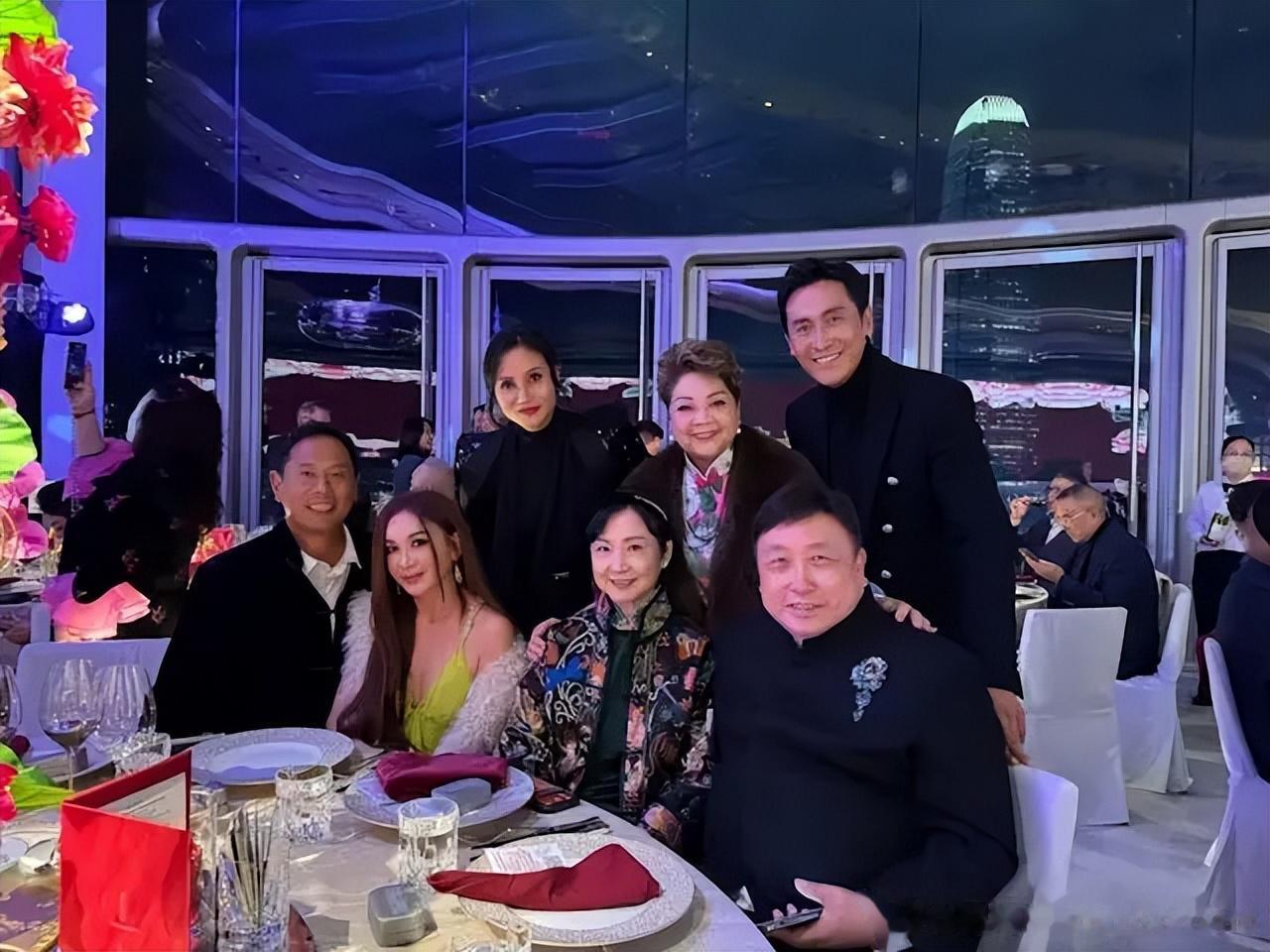 知名港星70岁大寿众星云集,现场高歌跳舞向太太表白