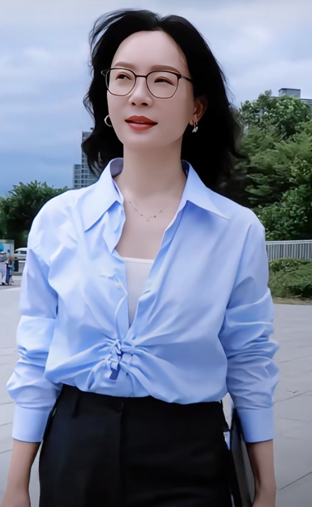 陈数又美出新高度,蓝衬衫配黑裤干练又精致
