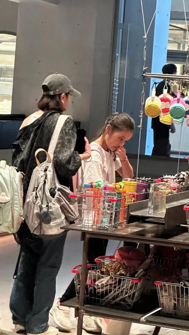 贾静雯一家成都逛街，50岁像30岁，咘咘天生高颅顶，但没波妞可爱