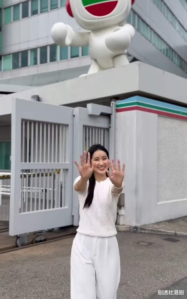 恭喜!前港姐与圈外男友巴厘岛浪漫完婚,因发展平平今年已离巢TVB