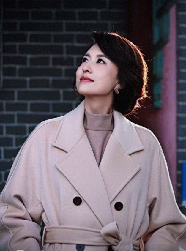 张蕾穿系带米色大衣搭卷短发，优雅大气美得好高级