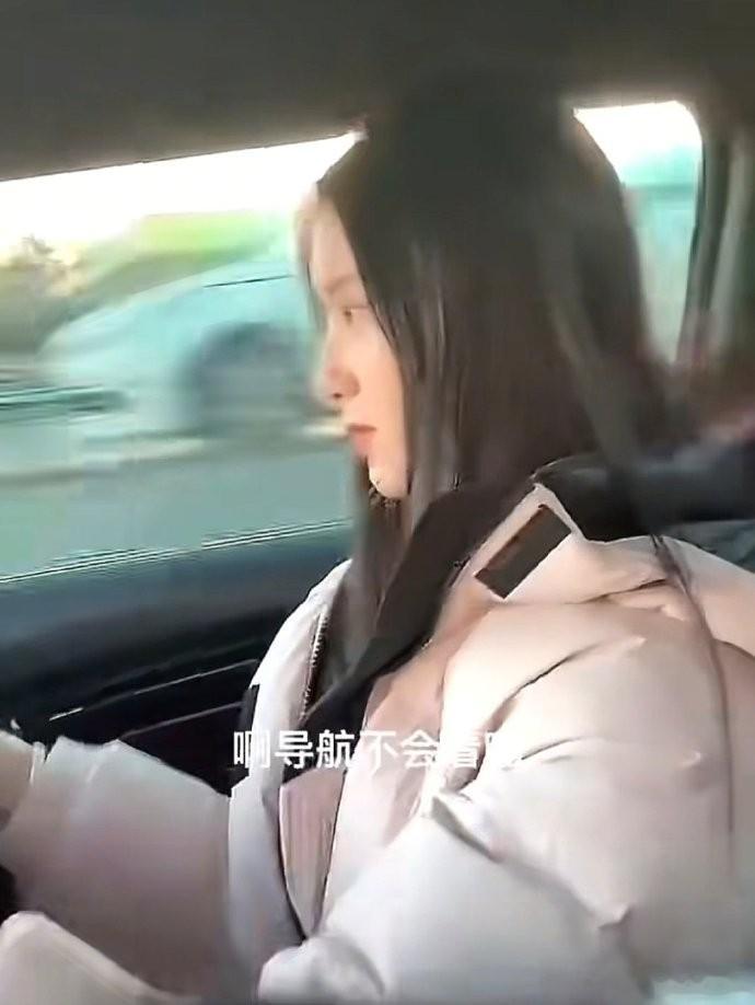 黄子韬徐艺洋滑雪结束，男方间隔十几米冷漠离开，女方无奈尴尬笑