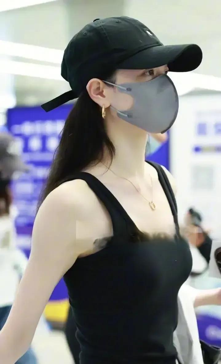 钟楚曦机场造型，黑白基础款穿出高级感，时尚感拉满