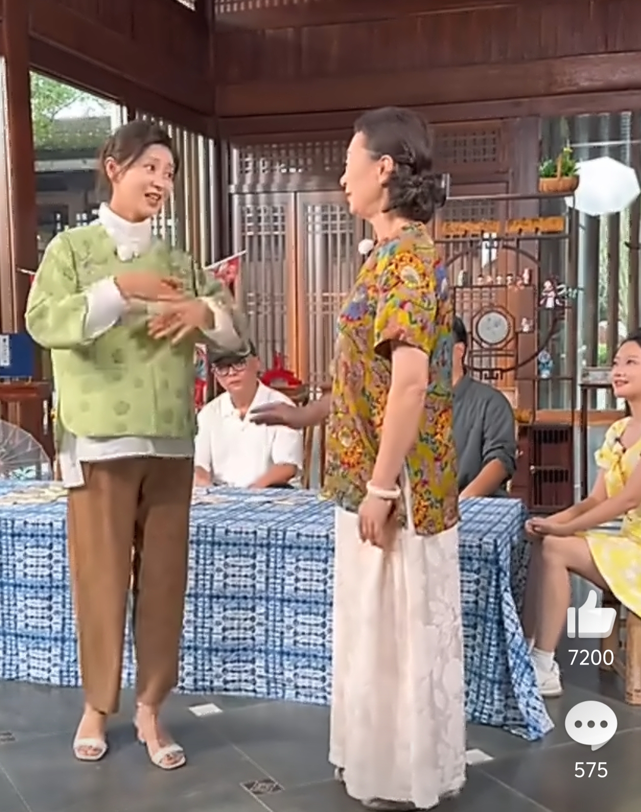 眉姐姐母女黄梅戏即兴献唱，穿搭意外成焦点，网友：裤子太抢戏！