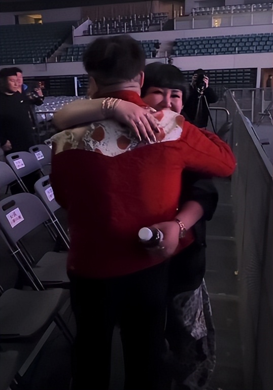 一场演唱会,戳穿岳云鹏圈中地位,这次为他撑腰的,不止师娘王惠