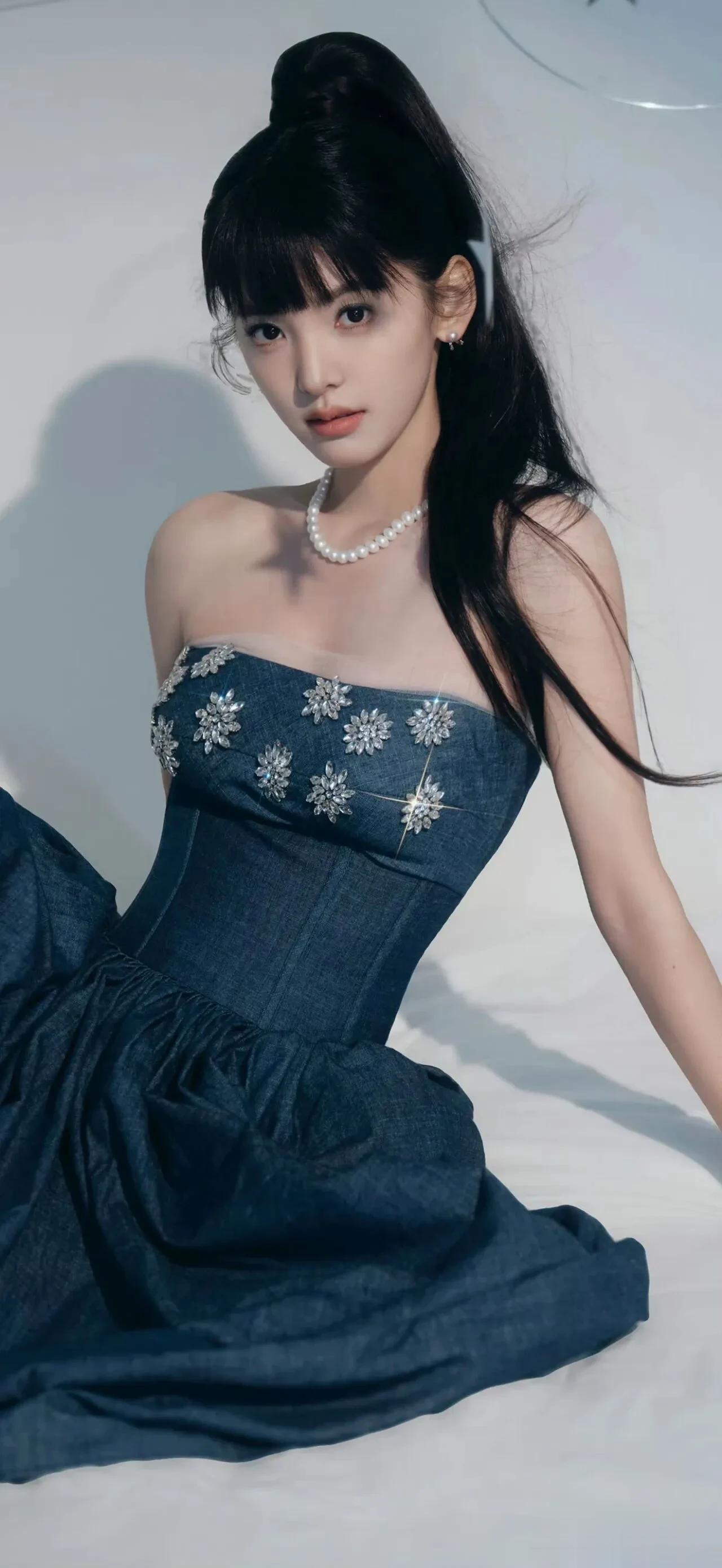 章若楠的“甜酷反差”：牛仔裙软萌，皮裙飒爽，事业持续高光