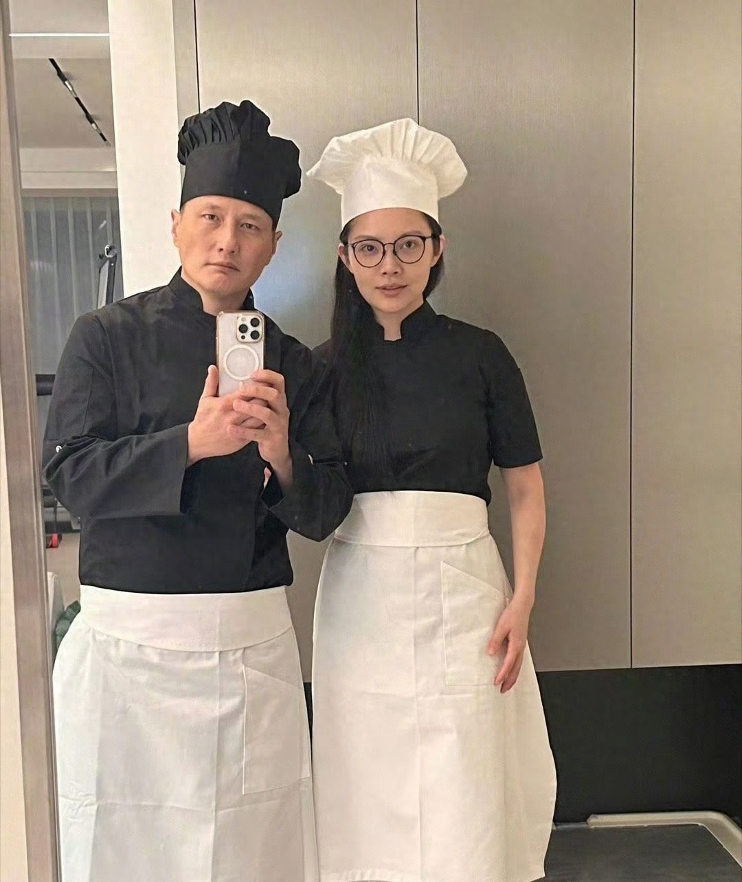 徐冬冬陪婆婆吃夜市，80岁胡燕妮吃冰吃海鲜不忌口，比儿子还精神