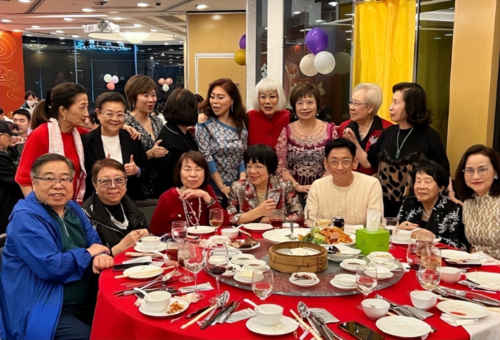 佘诗曼晒照为母亲庆生!酒店设宴摆十几桌很气派,佘妈妈也曾患癌